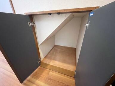 「階段下収納」