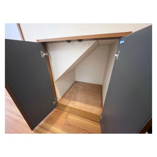 「階段下収納」