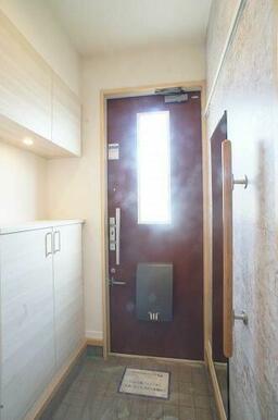 上下に分かれたシューズボックスは豊富な収納力。可変式の棚になっているのでブーツもすっきり収納ができ…