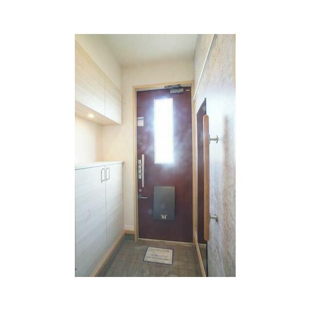 上下に分かれたシューズボックスは豊富な収納力。可変式の棚になっているのでブーツもすっきり収納ができ…