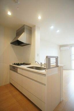 収納充実のオールスライド引出タイプのキッチンです♪ガスコンロ付（３口）！！