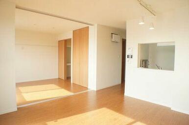 ★ＬＤＫ＆洋室☆スライディングスクリーンを開放することでＬＤＫと洋室が一体感のある空間になり、お楽…