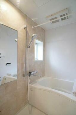 換気と採光を考慮した小窓があって明るく清潔感あるバスルームは、沸かし直しができる追焚給湯機能付き♪