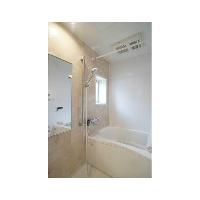 換気と採光を考慮した小窓があって明るく清潔感あるバスルームは、沸かし直しができる追焚給湯機能付き♪