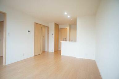 吊戸棚のないオープンカウンターキッチンは、開放的で明るい雰囲気の空間を演出します♪