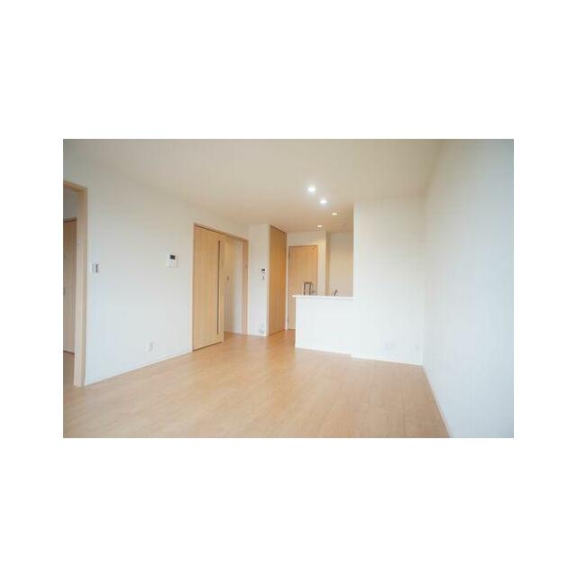 吊戸棚のないオープンカウンターキッチンは、開放的で明るい雰囲気の空間を演出します♪