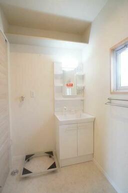 鏡の両脇に収納スペースを確保した洗髪洗面化粧台は、水栓がリフトアップするので洗髪もラクラク♪忙しい…