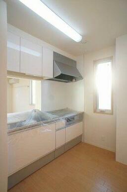 ３口コンロと魚焼きグリル付きビルドインシステムキッチン（ＩＨクッキングヒーター）♪シンク下は、奥の…