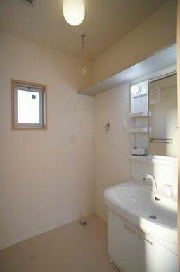 鏡の両脇に収納スペースを確保した洗髪洗面化粧台は、水栓がリフトアップするので洗髪もラクラク♪忙しい…