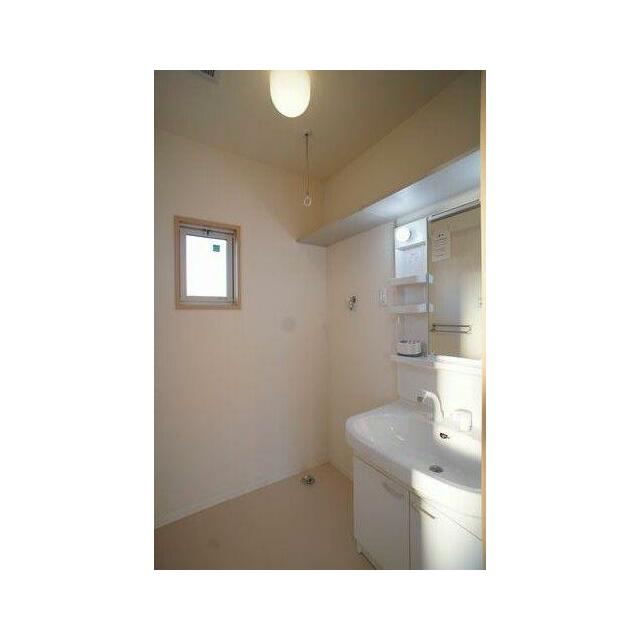 鏡の両脇に収納スペースを確保した洗髪洗面化粧台は、水栓がリフトアップするので洗髪もラクラク♪忙しい…