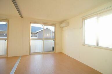 【ＬＤＫ１２．９帖】リビング＆ダイニングと南洋室との仕切り戸のスライディングスクリーンを開放すると…