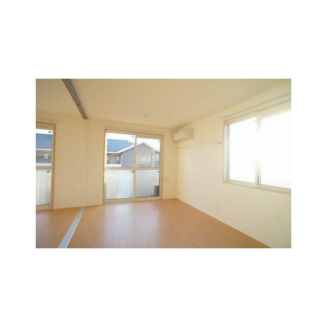 【ＬＤＫ１２．９帖】リビング＆ダイニングと南洋室との仕切り戸のスライディングスクリーンを開放すると…