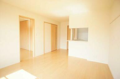 メインのお部屋ＬＤＫです◎ピカピカのフローリングと真っ白なクロスが自慢のお部屋です！