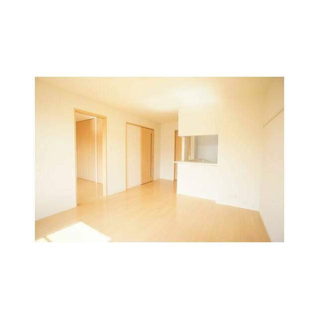 メインのお部屋ＬＤＫです◎ピカピカのフローリングと真っ白なクロスが自慢のお部屋です！