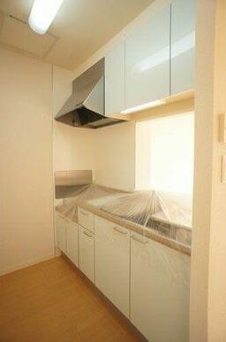 【キッチン】上下に分かれた戸棚は収納力が充実しております！大型の換気扇も付いてお料理好きの方も大満…