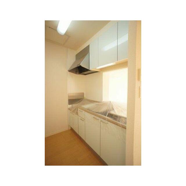 【キッチン】上下に分かれた戸棚は収納力が充実しております！大型の換気扇も付いてお料理好きの方も大満…