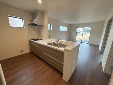 対面式キッチンなので料理をしながら家族との会話も弾みます（1号棟）