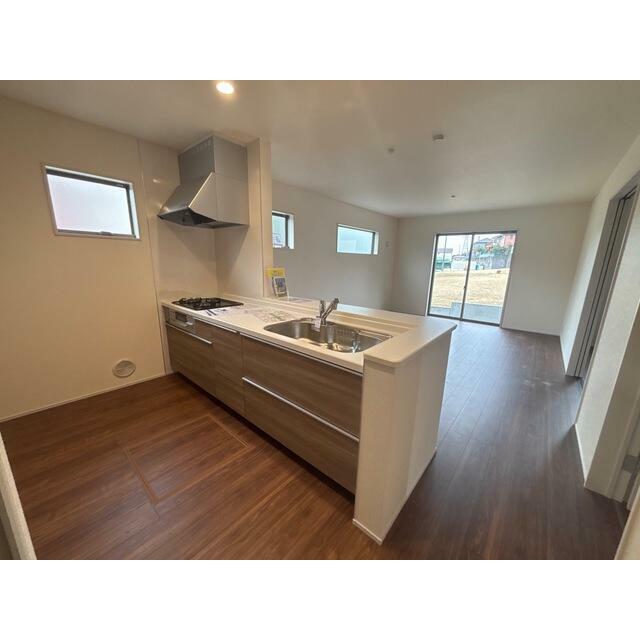 対面式キッチンなので料理をしながら家族との会話も弾みます（1号棟）