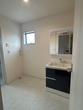 お化粧やヘアセットが楽しくなる洗面スペース（1号棟）