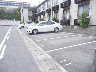 敷地内駐車場（23台分）