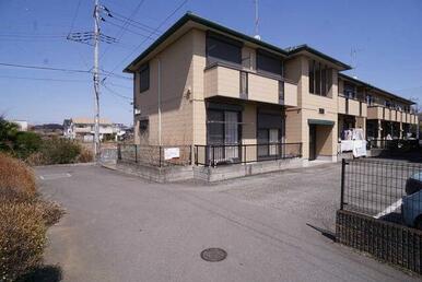 【南西方向から撮影】積水ハウス施工の２階建て賃貸住宅シャーメゾンです。各戸雨戸付きです。