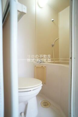 清潔感のある一体型のバスルームです☆