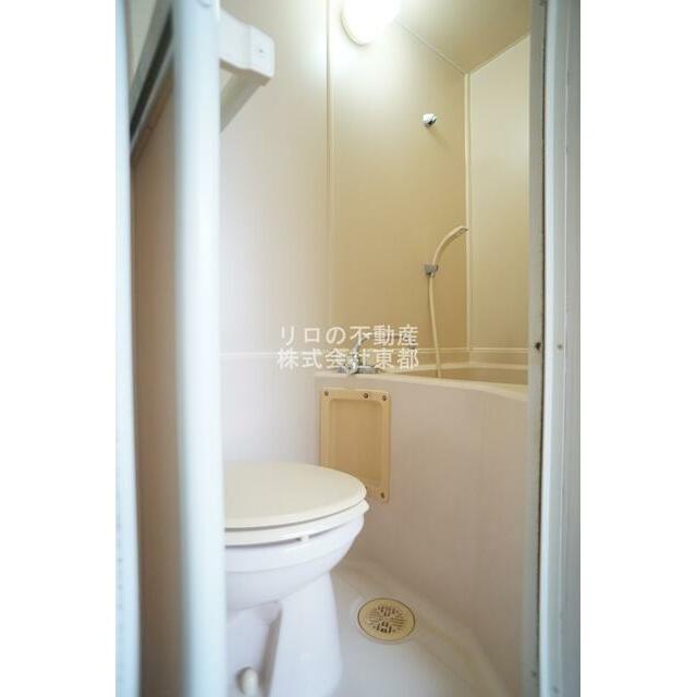 清潔感のある一体型のバスルームです☆