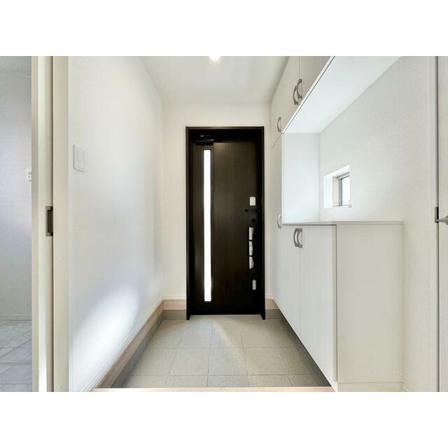 ＜施工例＞明るくて広々とした玄関ホールに大型のシューズボックスを備えているので、散らかりがちな玄関もすっきりと片付きます！