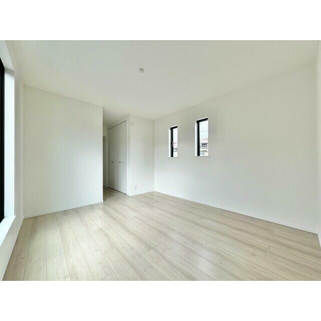＜施工例＞各居室は子供部屋や寝室などに♪採光、通風が心地よいお部屋です。お子様部屋にも、お父さんの書斎にも、どんな目的でも心地よくお使いいただけるようなデザインです♪