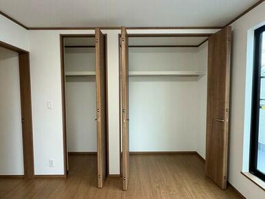 ＜施工例＞各部屋にクローゼット完備。ゆとりの収納で片付けも掃除もテキパキ完了。もちろん、子ども部屋にもクローゼットがあるので、早くから「自分で片付け」の習慣が身につけられます。