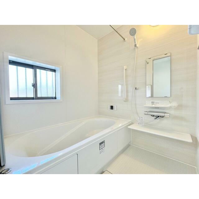 ＜施工例＞1坪タイプのお風呂です♪内装はモダンで、鏡が使い勝手が良いデザインとなっております。足を伸ばしてくつろいでいただけるお風呂となっており、皆様のバスタイムを憩いの時間にします(^^)