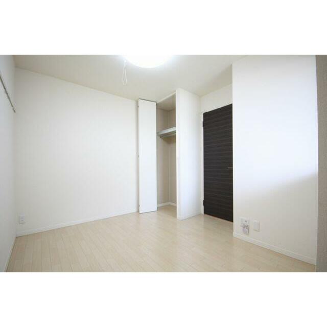 【洋室３】落ち着いた北側洋室です。クローゼットタイプの収納もあり、ハンガーに服をかけたまま服を収納…