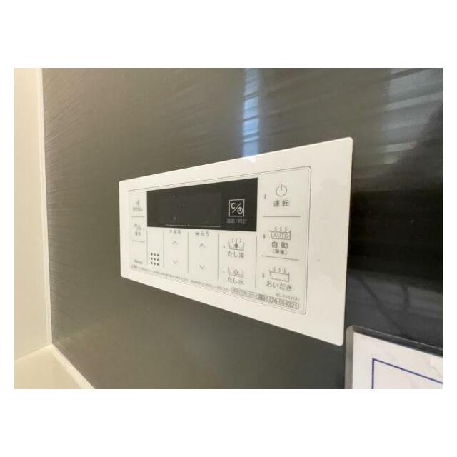 ボタンひとつでお湯張りや追い焚き、温度調整までしてくれる便利なオートバス機能付き！