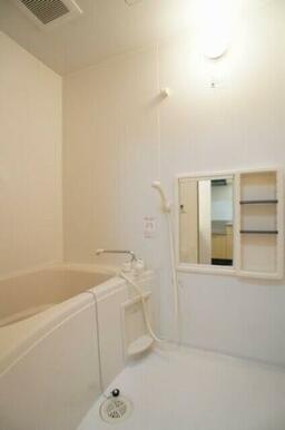 浴室です。小物を置ける棚や鏡があり、とても便利です！