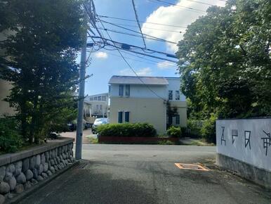 第一種低低層住居専用地域で閑静な住宅地にあるため、落ち着いた環境で新しい生活をスタートできます。