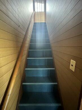 ２階に上がる階段です。