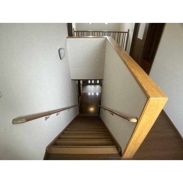 階段も広く手すり付きです