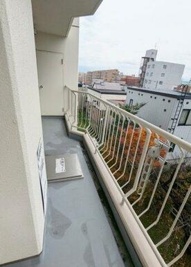 南向きのバルコニー側は戸建や低層アパートが多い住宅地なので、4階のお部屋からは日当りや眺望も良好です