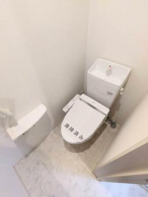 【トイレ】温水洗浄便座付きです♪　タオルホルダーや上部には棚もございます♪