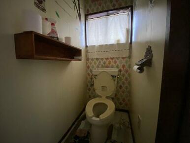 ニッチや棚がおしゃれなトイレ。トイレは家族が毎日使うプライベートな空間です。清潔であることはもちろん