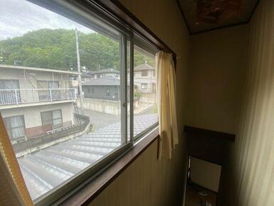 階段には大き目の窓が設置されています。窓を開放することで室内に空気が循環し、爽やかな風が通り抜けます