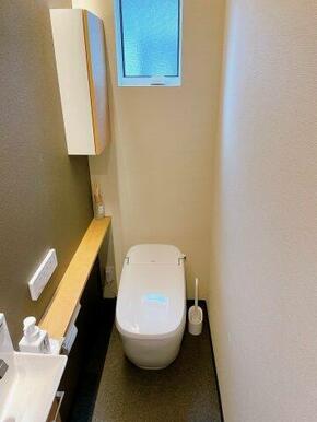 洗浄機能付き暖房便座のスタイリッシュなタンクレストイレ！来客時に嬉しい手洗いスペースもあります！