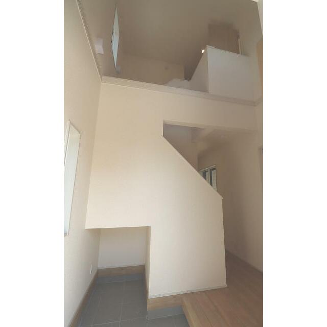3号棟 玄関扉を開けると特徴的な上部吹抜エントランスがお出迎え♪