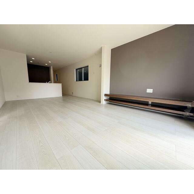 明るく日当たりの良い19帖のリビング　造り付けの見せるテレビボードとアクセントクロスがモダンな空間を演出します。（2号棟）