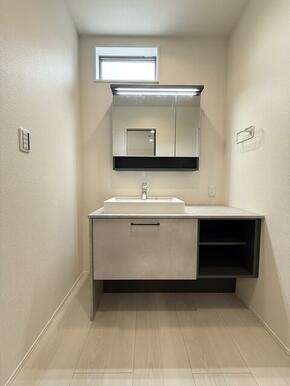 デザイン性の高いフロートタイプ洗面化粧台　建売に見えません（2号棟）