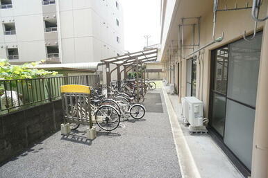 雨の日でも安心して止められる屋根付の駐輪場です☆