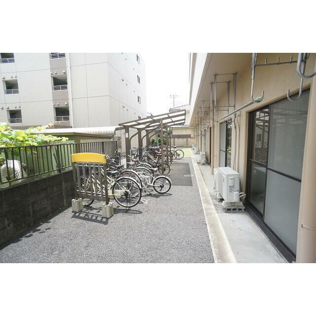 雨の日でも安心して止められる屋根付の駐輪場です☆