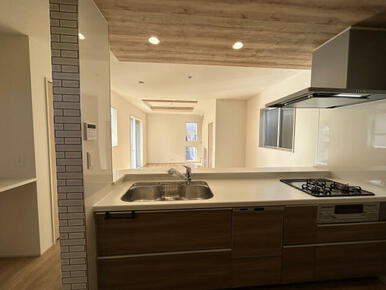 【キッチン】対面式キッチンはリビングとの距離が近く家事をしながら家族との会話も弾みます