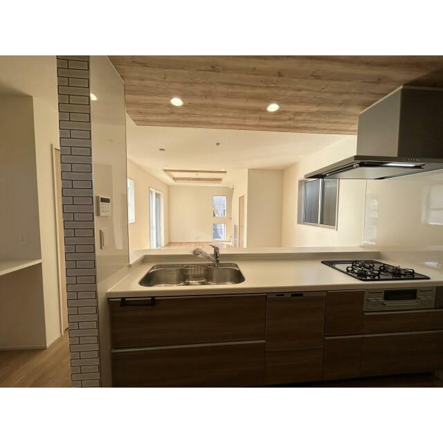 【キッチン】対面式キッチンはリビングとの距離が近く家事をしながら家族との会話も弾みます