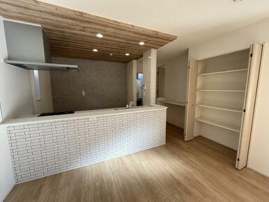 【キッチン収納】家電なども置ける便利なカウンターと扉付きの収納スペース。キッチンの足元には床下収納も